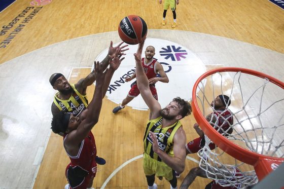 Partizan overcomes shorthanded Fenerbahce