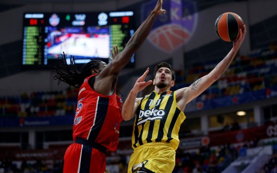 Fenerbahce stars Nando De Colo, Jan Vesely out until February