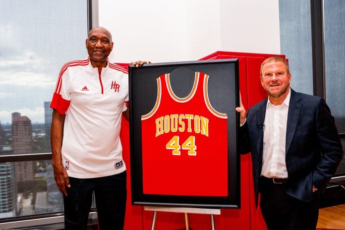 Rockets secara resmi mempensiunkan jersey No. 44 milik Elvin Hayes