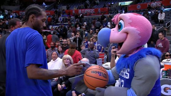 Kawhi Leonard leaves Clippers mascot hanging (VIDEO)