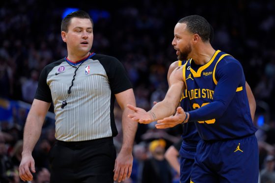 NBA slaps Steph Curry a $25K fine for mouthpiece incident in Grizzlies-Dubs match