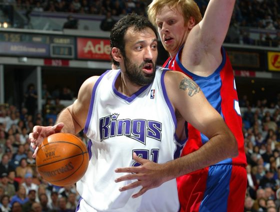 Mike Bibby says he caught Vlade Divac smoking a cigarette before game