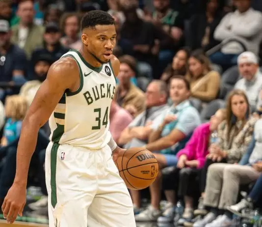 Giannis Antetokounmpo exits after apparent knee hyperextension scare