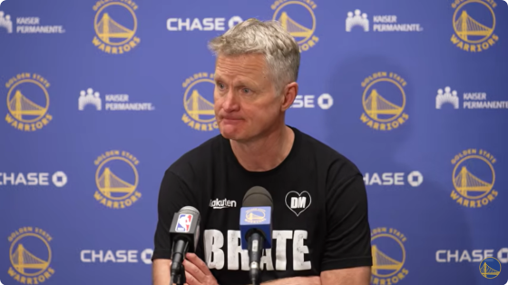 Kerr urges NBA to enforce traveling violations strictly