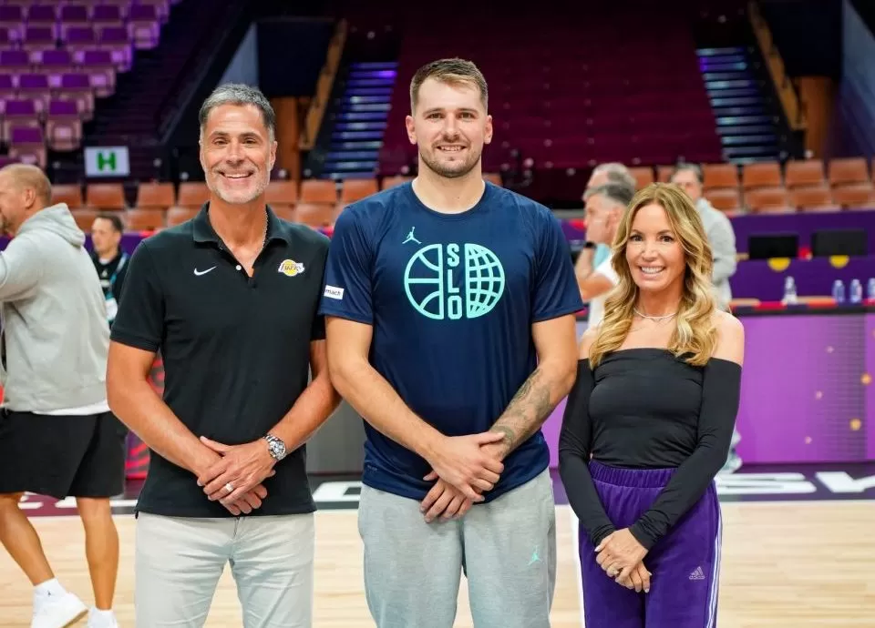 Jeanie Buss disputes sale of family’s Lakers stake