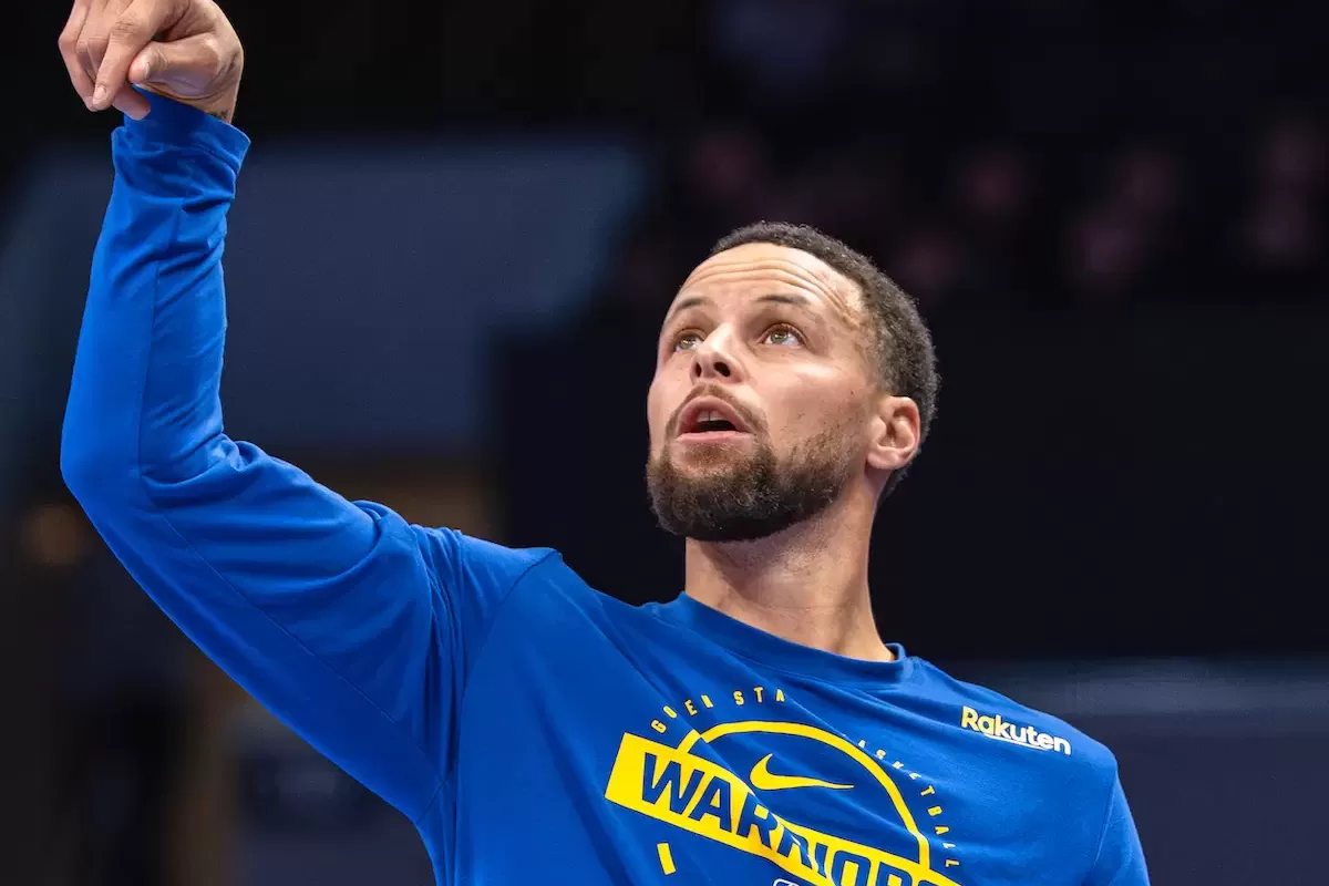 Steph Curry suffers right ankle sprain