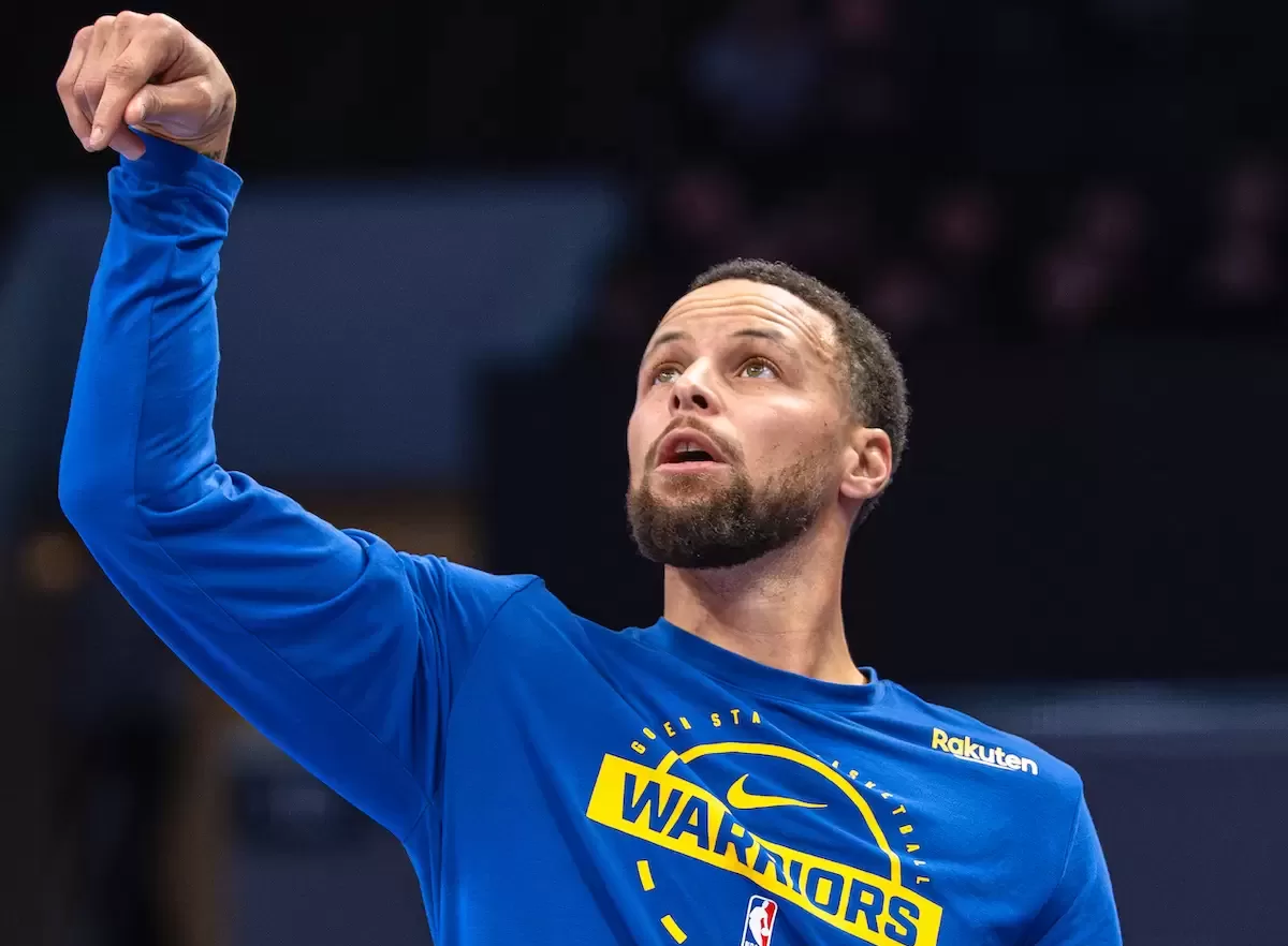 Steph Curry suffers right ankle sprain