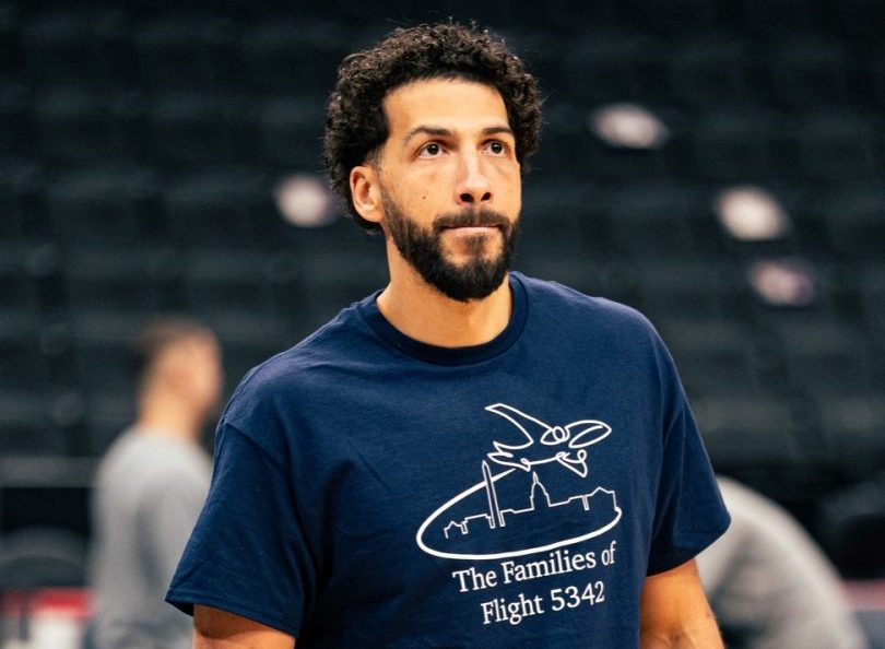 Wizards re-sign Anthony Gill
