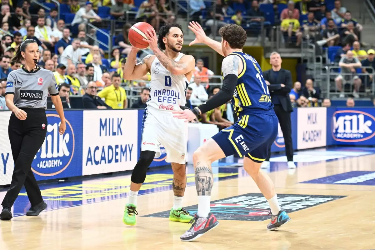 Fenerbahce lands Shane Larkin
