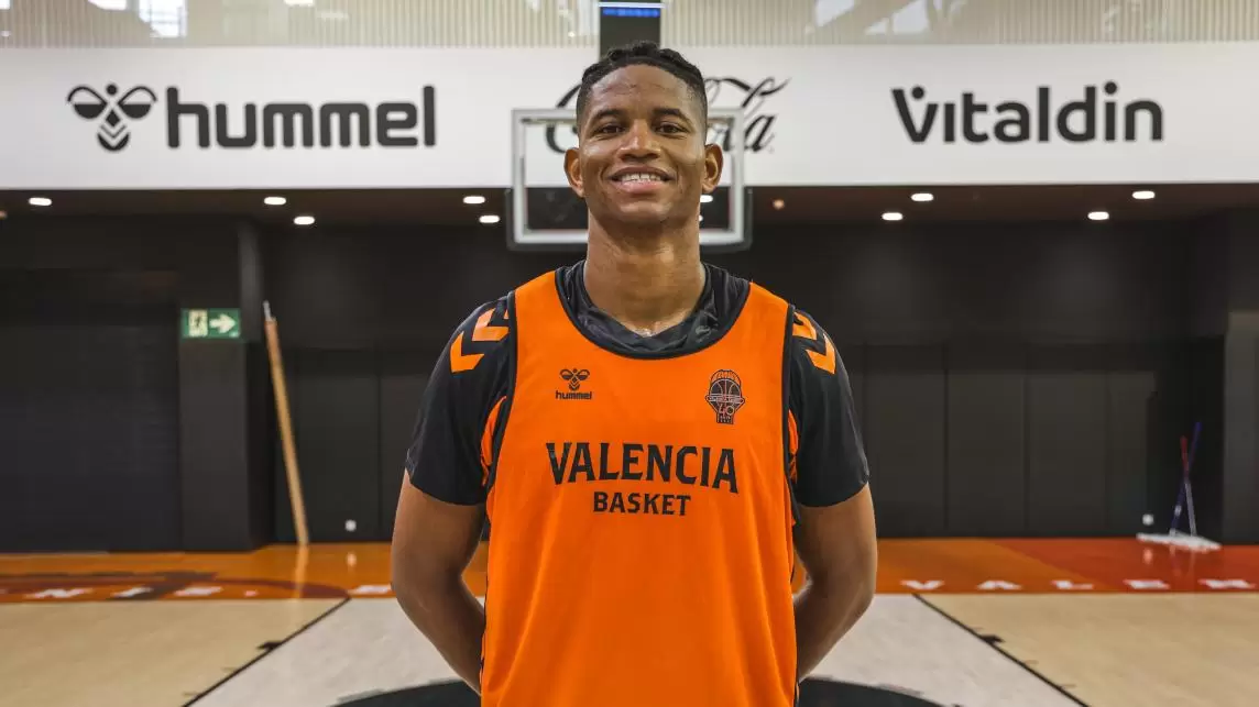 Valencia brings back Jasiel Rivero